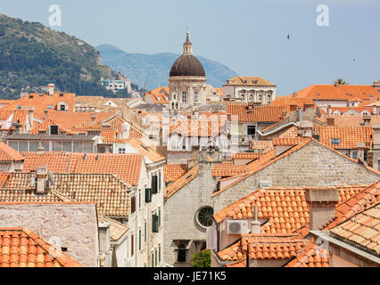 Vue depuis la grande muraille entourant la belle ville médiévale de toit rouge et de Dubrovnik, sur la côte dalmate de la Croatie Banque D'Images