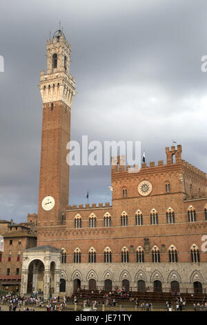 Italie, Toscane, Sienne, la Piazza del Campo, Palazzo Pubblico et la tour Torre del Mangia, Banque D'Images