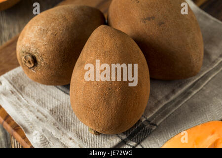 Brown biologiques crus Mamey Fruit avec une graine brune Banque D'Images