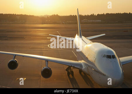 Japon, Tokyo, l'aéroport international de Narita, terrain d'atterrissage, avion, lumière du soir, de l'aéroport, à l'extérieur, voyage, voyage en avion, locations, soir, soirée, personne n'écoute, de l'arrivée, le décollage, Banque D'Images