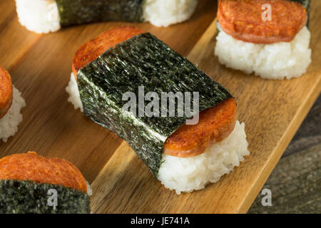 En bonne santé et de riz fait maison Musubi Sandwich à la viande à partir d'Hawaï Banque D'Images