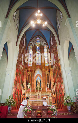 Vietnam, Hanoi, La Cathédrale Saint Joseph, vue de l'intérieur, prêtre, autel, Banque D'Images