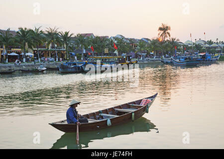 Vietnam, Hoi An, en Vieille Ville, boot sur le Hoai flux, le coucher du soleil, Banque D'Images