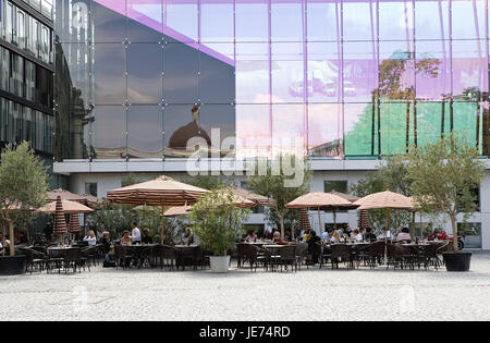 Germany, Bavaria, Munich, l'espace Marstall, street cafe, visiteur, Haute-Bavière, carré, rue, café, à l'extérieur, parasols, les gens, les bâtiments, la façade de verre, miroir, arbres, maisons, voitures, Banque D'Images