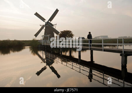 La Hollande, Pays-Bas, province de Nordholland, moulins à vent de Kinderdijk, personne sur un pont, Banque D'Images