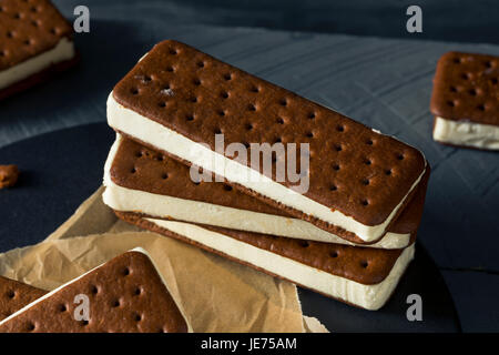 Moelleux au Chocolat et sa glace vanille Dessert Sandwich Banque D'Images