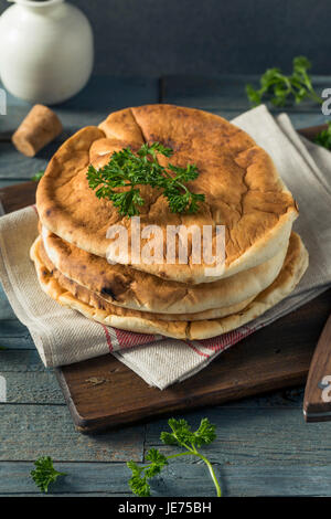 Pain PIta blanc Bio faits maison avec du persil Banque D'Images