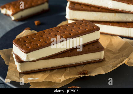 Moelleux au Chocolat et sa glace vanille Dessert Sandwich Banque D'Images