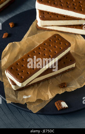 Moelleux au Chocolat et sa glace vanille Dessert Sandwich Banque D'Images