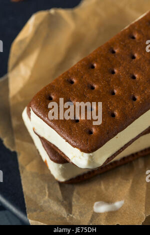 Moelleux au Chocolat et sa glace vanille Dessert Sandwich Banque D'Images