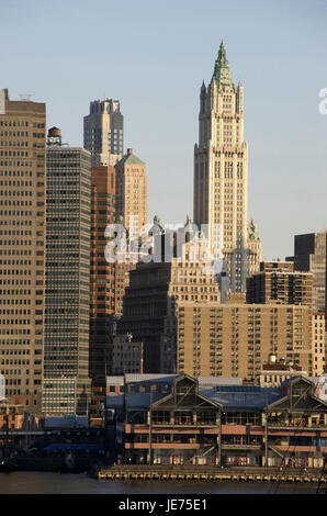 Les USA, l'Amérique, New York, Manhattan, vue sur l'East River sur Woolworth Building, Banque D'Images