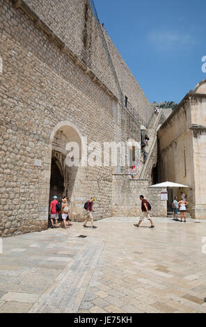 Les touristes l'ascension de la grande ville de Dubrovnik, sur la côte dalmate de la Croatie Banque D'Images