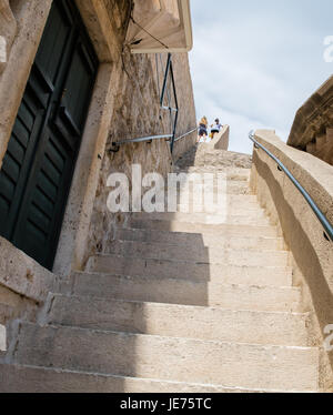 Les touristes l'ascension de la grande ville de Dubrovnik, sur la côte dalmate de la Croatie Banque D'Images