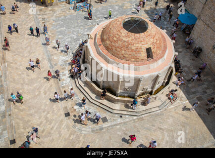 La grande fontaine d'Onofrio au-delà de la Porte Pile dans la vieille ville de Dubrovnik, sur la côte dalmate de la Croatie Banque D'Images