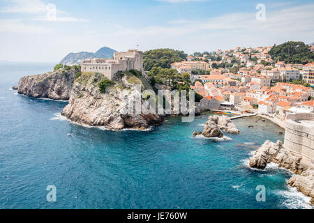 La forteresse Lovrijenac ou St Laurent qui gardaient la crique abritée et le nord de l'approche large de la vieille ville de Dubrovnik sur la côte dalmate Croatie Banque D'Images