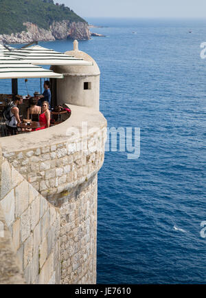 Lookout Tower tourelle et d'un café sur les murs de la ville de Dubrovnik, sur la côte dalmate de la Croatie Banque D'Images