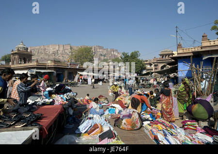 L'Inde, Rajasthan, Jodhpur, Sandar bazaar, fort Mehrangarh en arrière-plan, Banque D'Images