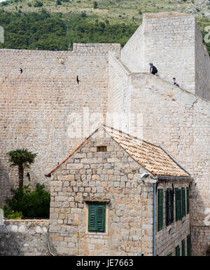 Les touristes l'ascension de la grande ville de Dubrovnik, sur la côte dalmate de la Croatie Banque D'Images