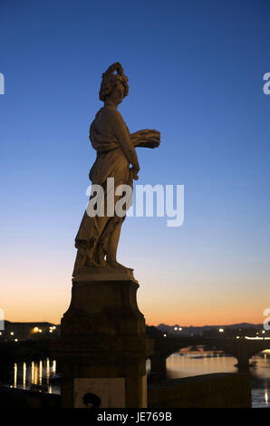 Italie, Toscane, Florence, statue dans le Ponte Santa Trinita, Banque D'Images