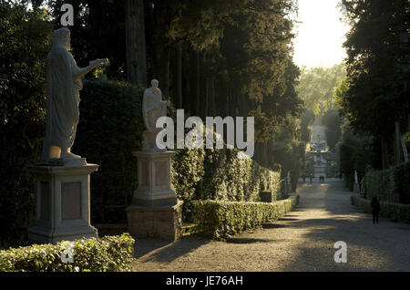 Italie, Toscane, Florence, l'Oltrarno, Giardino Tu Boboli, avenue de cyprès avec des statues, Banque D'Images