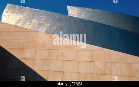 Titane et façade en pierre calcaire du Musée Guggenheim à Bilbao en Espagne, Pays Basque Banque D'Images