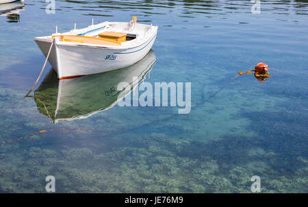 Petit bateau dans les eaux du port de Pomena, sur la côte ouest de l'île de Mljet en Croatie Banque D'Images