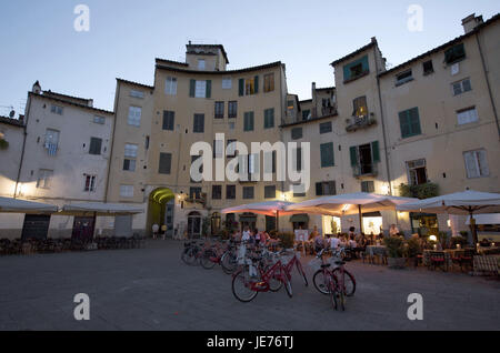 Italie, Toscane, Lucca, la Piazza del Mercato, ses cafés de rue le soir, Banque D'Images