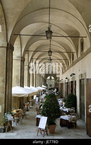 Italie, Toscane, Arezzo, Grand Place, restaurant sous les arcades dans la dépression, l'exploitation forestière Palazzo Banque D'Images