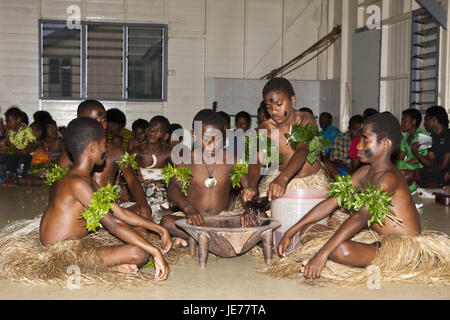Les habitants de célébrer la cérémonie du Kava, Makogai, Lomaviti, Fidji, Banque D'Images