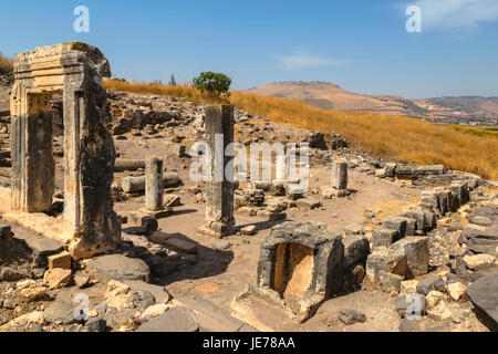 Les ruines d'une ancienne colonie juive d'une synagogue du ive siècle avec des bancs et des colonnes, le Mont Arbel, Israël. Banque D'Images