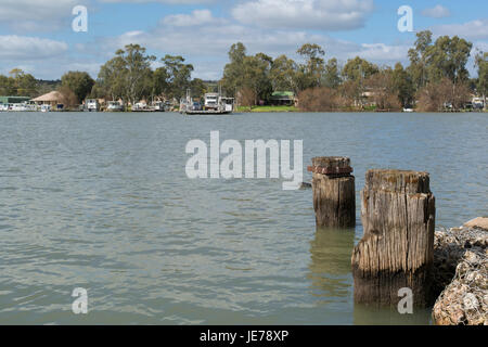 La Bruyere, Australie du Sud, Australie - Aug 13, 2016 : les véhicules transportés sur le ferry à La Bruyere, sur la rivière Murray, en Australie du Sud Banque D'Images