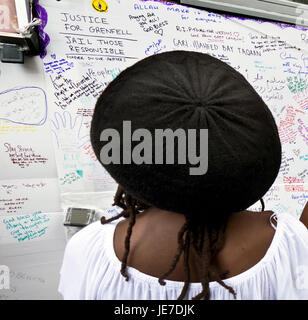 Résident de deuil sur le site de la tour Grenfell après elle a été brûlé Banque D'Images