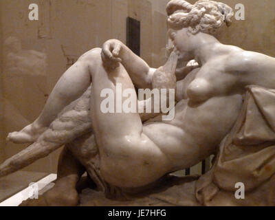 La sculpture « Léda et le Cygne » de Bartolomeo Ammannati représente l'histoire mythologique grecque où Zeus, sous la forme d'un cygne, séduit Léda. Cette œuvre met en valeur la maîtrise du marbre par l’artiste, capturant la pose dynamique de Léda et du cygne dans un style élégant et classique. Banque D'Images