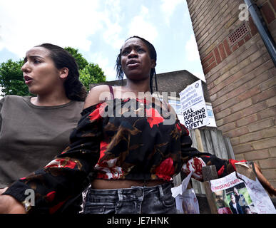 Résident de deuil sur le site de la tour Grenfell après elle a été brûlé Banque D'Images