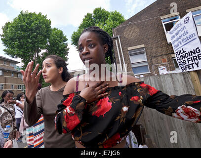 Résident de deuil sur le site de la tour Grenfell après elle a été brûlé Banque D'Images