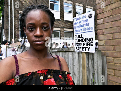 Résident de deuil sur le site de la tour Grenfell après elle a été brûlé Banque D'Images