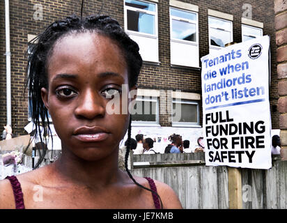 Résident de deuil sur le site de la tour Grenfell après elle a été brûlé Banque D'Images