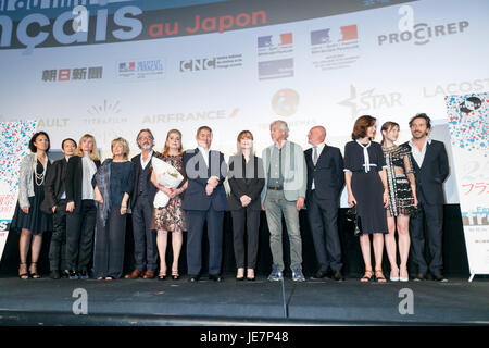 Tokyo, Japon. 22 Jun, 2017. Acteurs et réalisateurs de poser pour les caméras au cours de la cérémonie d'ouverture de Festival du Film français au Japon Edition 2017 Le 22 juin 2017, Tokyo, Japon. 12 films seront projetés pendant le festival annuel qui se déroule du 22 juin au 25 septembre. De nombreuses stars françaises seront présents à l'événement, dont Isabelle Huppert qui est le chef de délégation et le célèbre réalisateur Paul Verhoeven. Credit : Rodrigo Reyes Marin/AFLO/Alamy Live News Banque D'Images