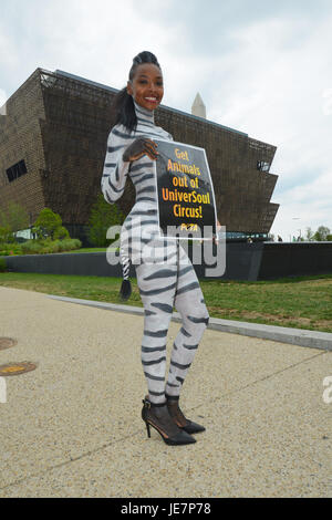 Washington, USA. 22 Juin, 2017. Membre de PETA (People for the Ethical Treatment of Animals) est habillé comme un zèbre en body paint pour protester contre un cirque de venir à Washington DC. Credit : Patsy Lynch/Alamy Live News Banque D'Images