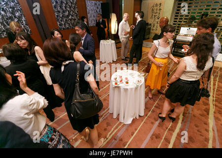 Tokyo, Japon. 22 Jun, 2017. Les gens profiter d'une partie de la réception pour le Festival du Film français au Japon Edition 2017 à l'Ambassade de France le 22 juin 2017, Tokyo, Japon. 12 films seront projetés pendant le festival annuel qui se déroule du 22 juin au 25 septembre. De nombreuses stars françaises seront présents à l'événement, dont Isabelle Huppert qui est le chef de délégation et le célèbre réalisateur Paul Verhoeven. Credit : Rodrigo Reyes Marin/AFLO/Alamy Live News Banque D'Images