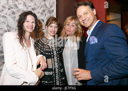 Tokyo, Japon. 22 Jun, 2017. L'actrice française Lou de Laage (C) pose pour les caméras avec des invités lors d'une réception partie pour le Festival du Film français au Japon Edition 2017 à l'Ambassade de France le 22 juin 2017, Tokyo, Japon. 12 films seront projetés pendant le festival annuel qui se déroule du 22 juin au 25 septembre. De nombreuses stars françaises seront présents à l'événement, dont Isabelle Huppert qui est le chef de délégation et le célèbre réalisateur Paul Verhoeven. Credit : Rodrigo Reyes Marin/AFLO/Alamy Live News Banque D'Images