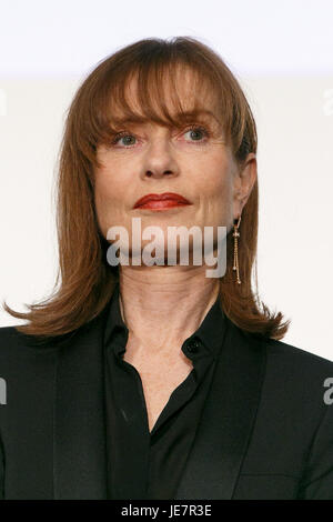 Tokyo, Japon. 22 Jun, 2017. L'actrice française Isabelle Huppert assiste à la cérémonie d'ouverture pour le Festival du Film français au Japon Edition 2017 Le 22 juin 2017, Tokyo, Japon. 12 films seront projetés pendant le festival annuel qui se déroule du 22 juin au 25 septembre. De nombreuses stars françaises seront présents à l'événement, dont Isabelle Huppert qui est le chef de délégation et le célèbre réalisateur Paul Verhoeven. Credit : Rodrigo Reyes Marin/AFLO/Alamy Live News Banque D'Images