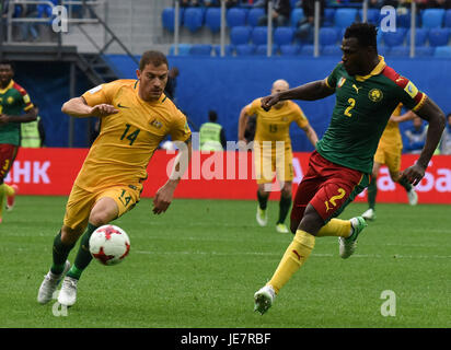 Saint-pétersbourg, Russie. 22 Juin, 2017. La Russie. Saint-pétersbourg. 22 juin, 2017. Les joueurs de l'équipe nationale australienne James Troisi et l'équipe nationale camerounaise Ernest Mabuka (de gauche à droite) dans la phase de groupes match de la Coupe des Confédérations FIFA 2017 entre les équipes nationales du Cameroun et de l'Australie. Credit : Andreï Pronin/ZUMA/Alamy Fil Live News Banque D'Images