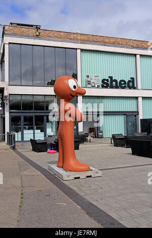 Bristol, Royaume-Uni. 22 Juin, 2017. Une statue de personnage de la mue se trouve à l'extérieur M Shed Museum sur le port de la ville. Morph est apparu pour la première fois à la télévision en 1977 et dans le cadre de son 40e anniversaire, le caractère est utilisé pour lever des fonds pour le grand appel, un organisme de bienfaisance qui soutient l'Hôpital pour enfants de Bristol. Keith Ramsey/Alamy Live News Banque D'Images