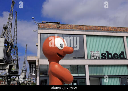 Bristol, Royaume-Uni. 22 Juin, 2017. Une statue de personnage de la mue se trouve à l'extérieur M Shed Museum sur le port de la ville. Morph est apparu pour la première fois à la télévision en 1977 et dans le cadre de son 40e anniversaire, le caractère est utilisé pour lever des fonds pour le grand appel, un organisme de bienfaisance qui soutient l'Hôpital pour enfants de Bristol. Keith Ramsey/Alamy Live News Banque D'Images