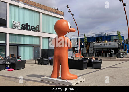 Bristol, Royaume-Uni. 22 Juin, 2017. Une statue de personnage de la mue se trouve à l'extérieur M Shed Museum sur le port de la ville. Morph est apparu pour la première fois à la télévision en 1977 et dans le cadre de son 40e anniversaire, le caractère est utilisé pour lever des fonds pour le grand appel, un organisme de bienfaisance qui soutient l'Hôpital pour enfants de Bristol. Keith Ramsey/Alamy Live News Banque D'Images