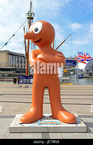 Bristol, Royaume-Uni. 22 Juin, 2017. Une statue de personnage de la mue se trouve à l'extérieur M Shed Museum sur le port de la ville. Morph est apparu pour la première fois à la télévision en 1977 et dans le cadre de son 40e anniversaire, le caractère est utilisé pour lever des fonds pour le grand appel, un organisme de bienfaisance qui soutient l'Hôpital pour enfants de Bristol. Keith Ramsey/Alamy Live News Banque D'Images