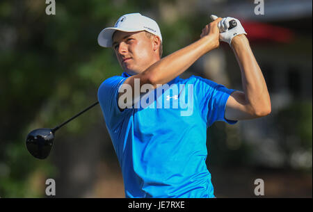 Cromwell CT, USA. 22 Juin, 2017. Jordan Spieth suit son coup de départ au 18e trou lors de la première manche du Championnat de Golf de voyageurs à PTC River Highlands à Cromwell, Connecticut. Gregory Vasil/CSM Crédit : Cal Sport Media/Alamy Live News Banque D'Images