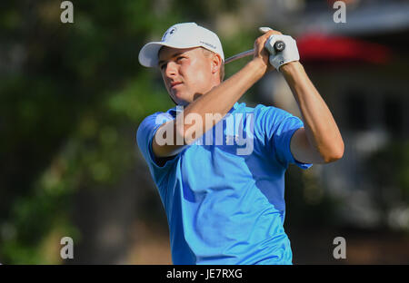 Cromwell CT, USA. 22 Juin, 2017. Jordan Spieth regarde son coup de départ au 18e trou lors de la première manche du Championnat de Golf de voyageurs à PTC River Highlands à Cromwell, Connecticut. Gregory Vasil/CSM Crédit : Cal Sport Media/Alamy Live News Banque D'Images