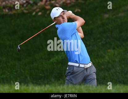 Cromwell CT, USA. 22 Juin, 2017. Jordan Spieth suit son coup de départ sur le 15e trou lors de la première manche du Championnat de Golf de voyageurs à PTC River Highlands à Cromwell, Connecticut. Gregory Vasil/CSM Crédit : Cal Sport Media/Alamy Live News Banque D'Images